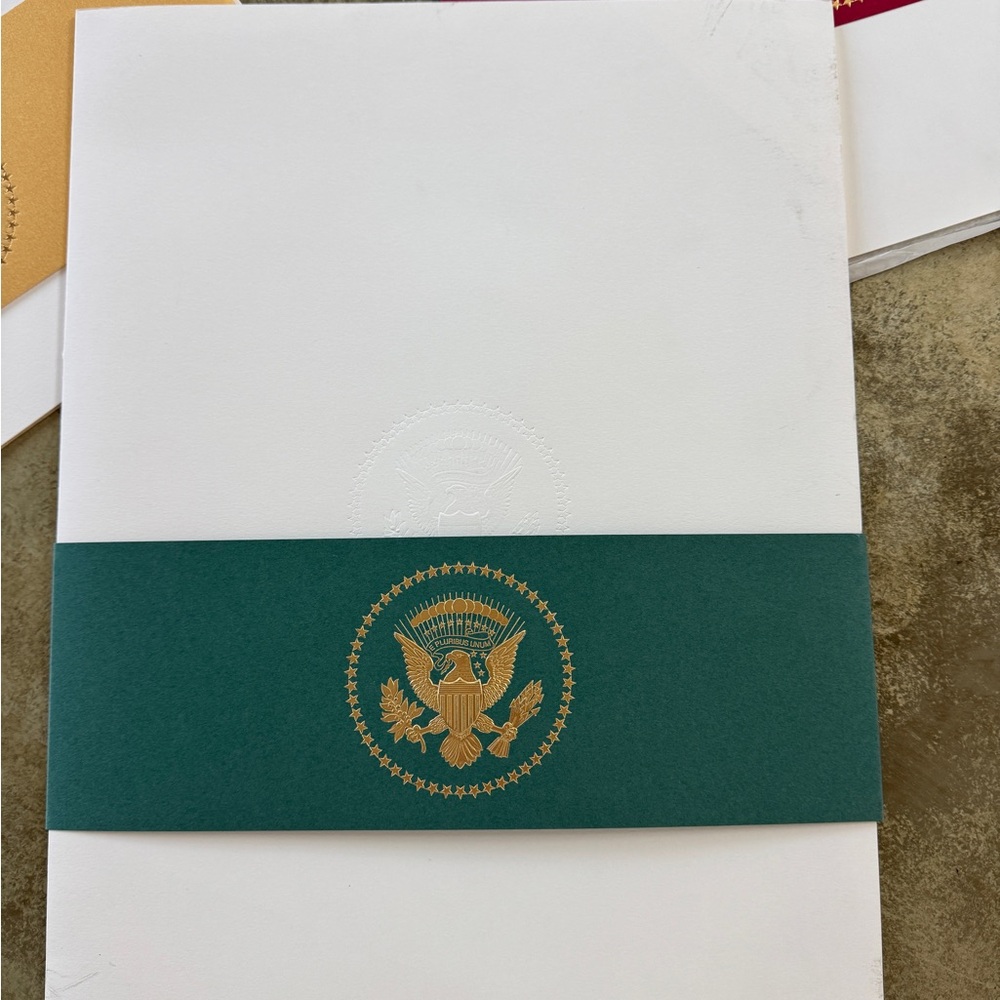 The White House Green and Gold Christmas Card -Donald Trump Melania Trump - 2018